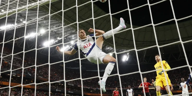 Tottenham Hotspur wins first trophy in 17 years by beating Manchester United 1-0 in Europa League final