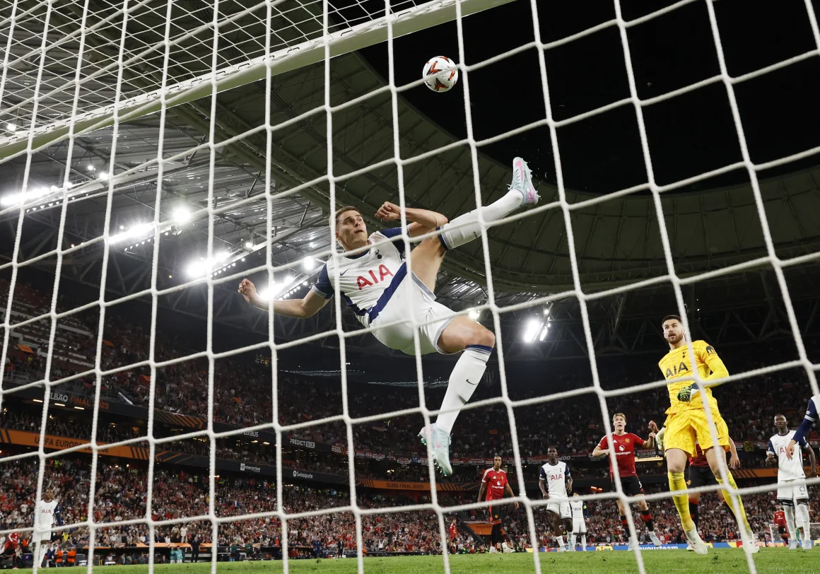 Tottenham Hotspur wins first trophy in 17 years by beating Manchester United 1-0 in Europa League final